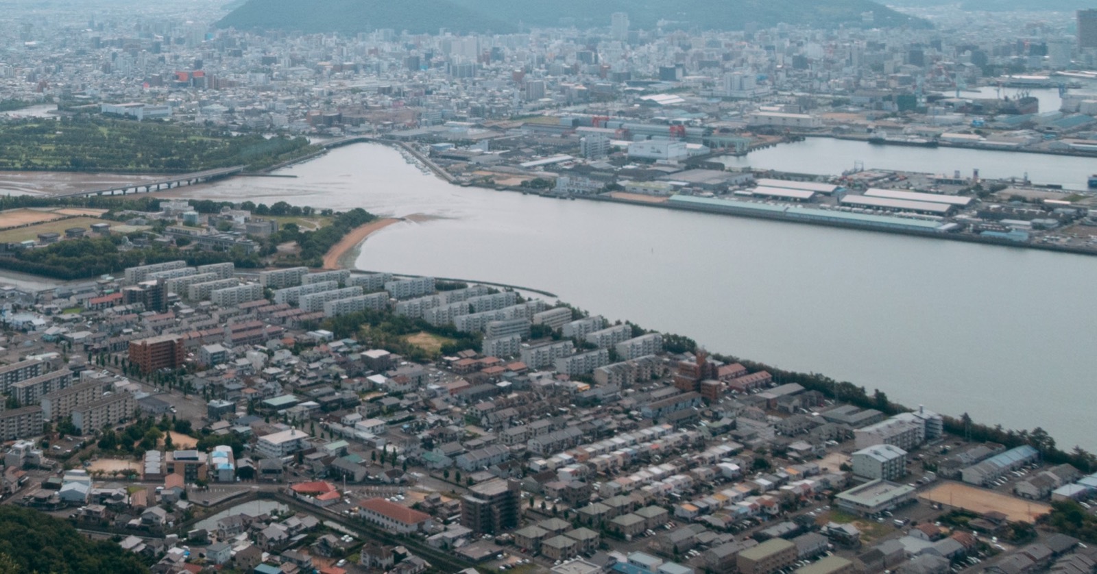 屋島から見た高松の住宅街と入江